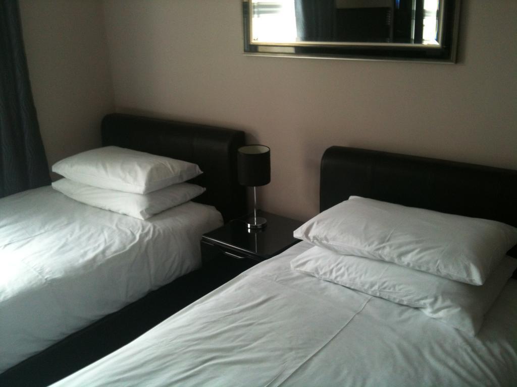 Five Mile Oxford Hotel Room photo