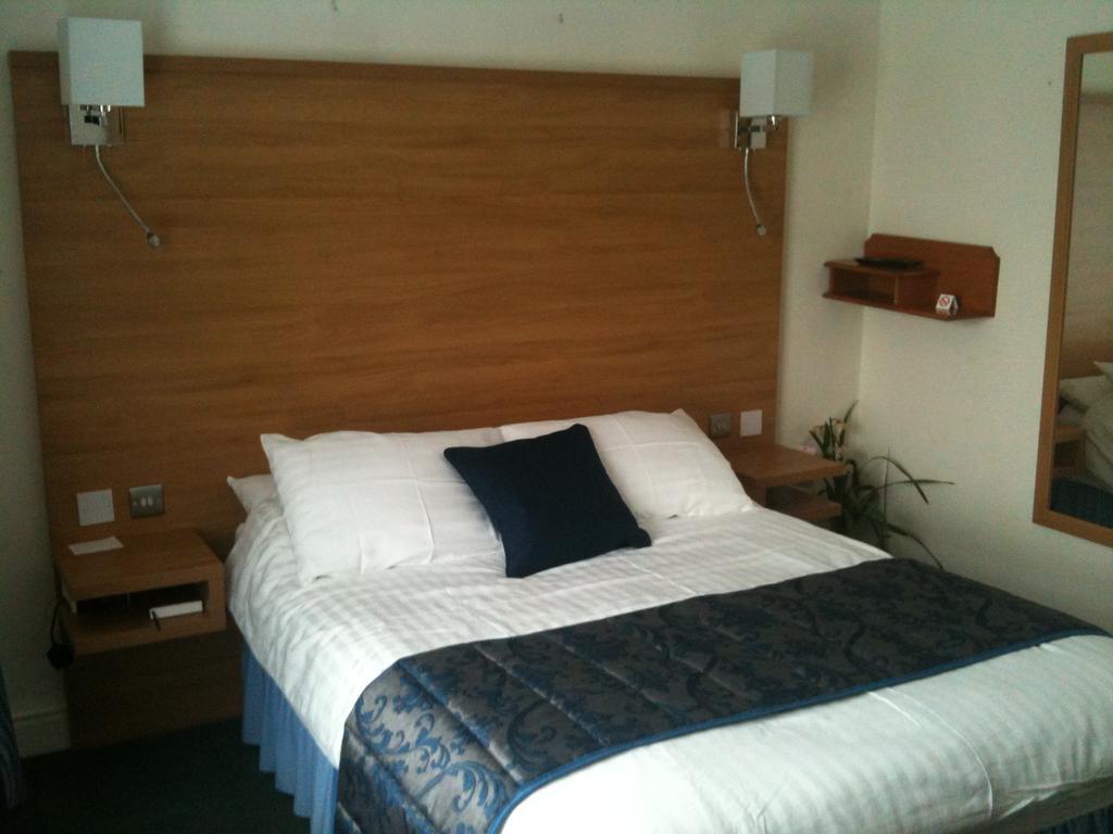 Five Mile Oxford Hotel Room photo